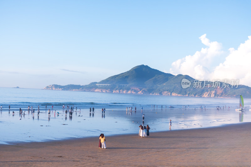 东山岛海边沙滩人群休闲景象