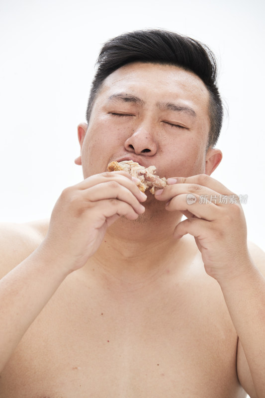 大吃特吃各种食物的肥胖亚洲男子