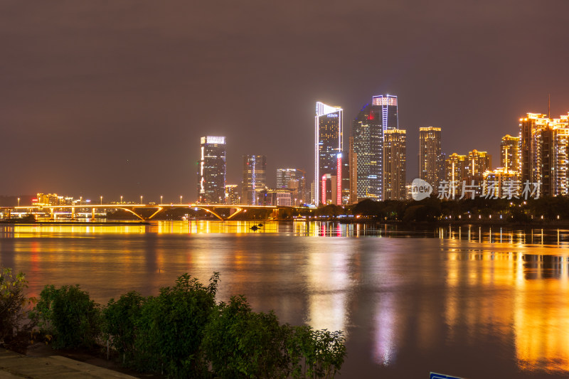 福州闽江城市滨水夜景，高楼林立灯火璀璨