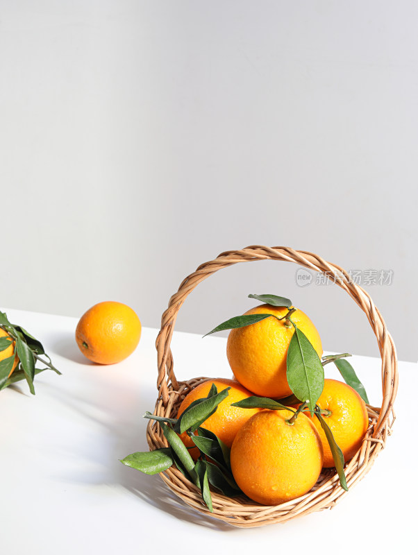 白色桌面上的新鲜水果赣南脐橙