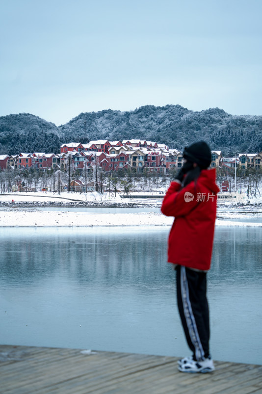 冬天重庆南天湖雪中的小镇