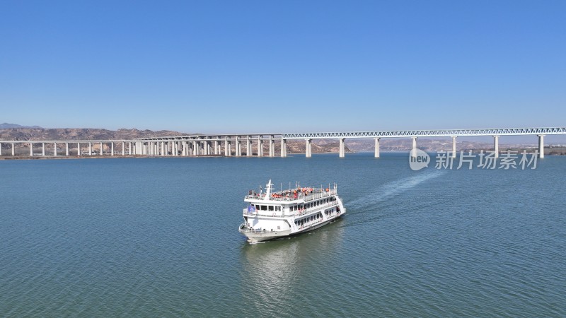 三门峡浩吉铁路 黄河天鹅号游轮