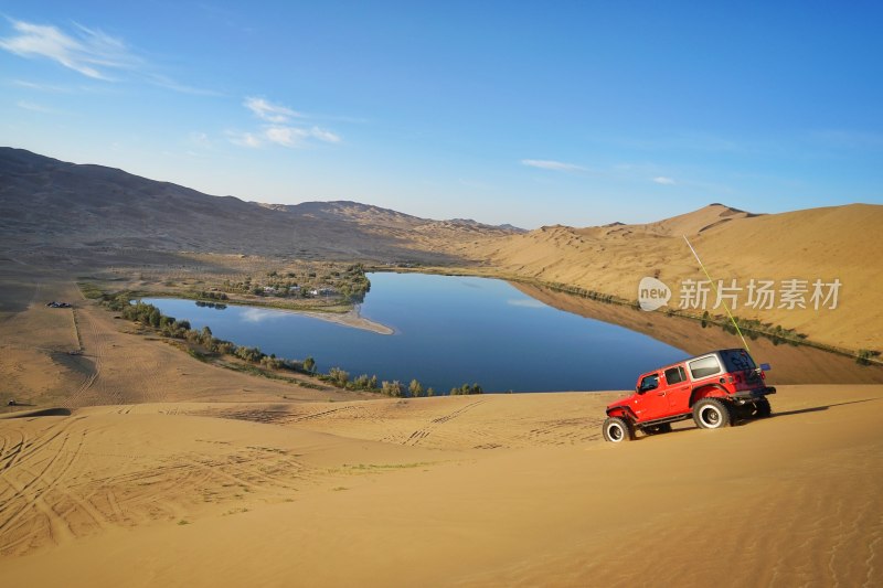 内蒙古巴丹吉林沙漠，心形湖和驰骋的越野车