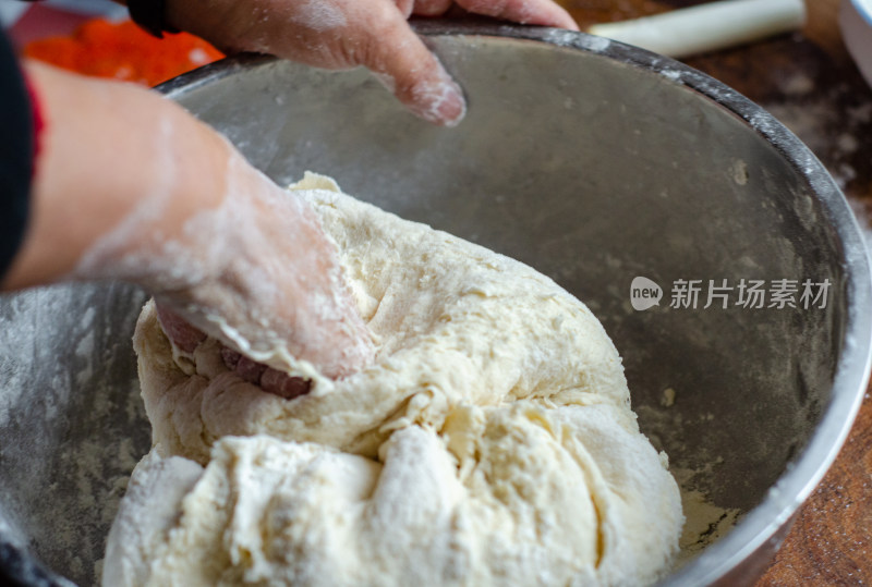 在厨房用力揉生面团特写