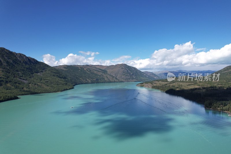 青山环绕下的碧绿湖水全景