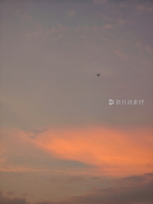 晚霞中飞行的飞机