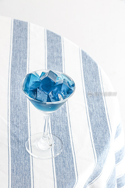 桌面上的一杯蓝色夏日饮品果冻