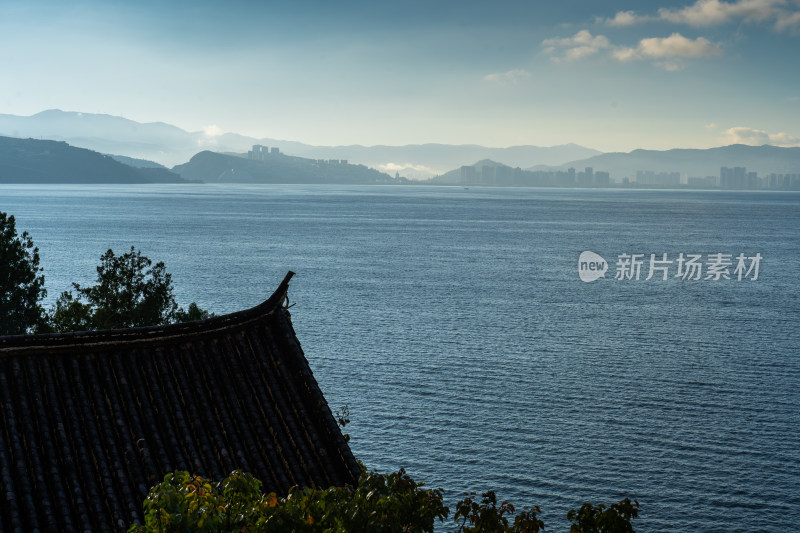 中式屋顶旁的湖景与远山