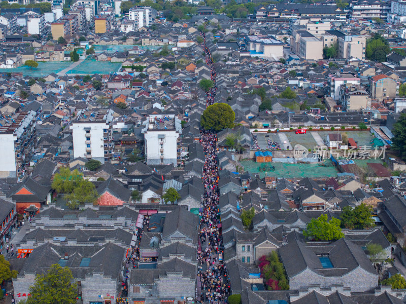 航拍扬州东关街全景节假日人山人海