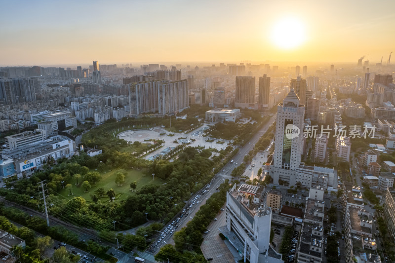 日出时分的城市全景鸟瞰