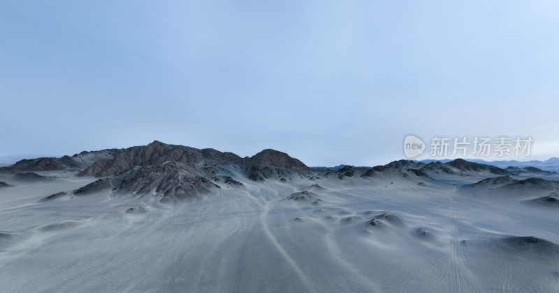 荒凉沙漠中的连绵山丘全景