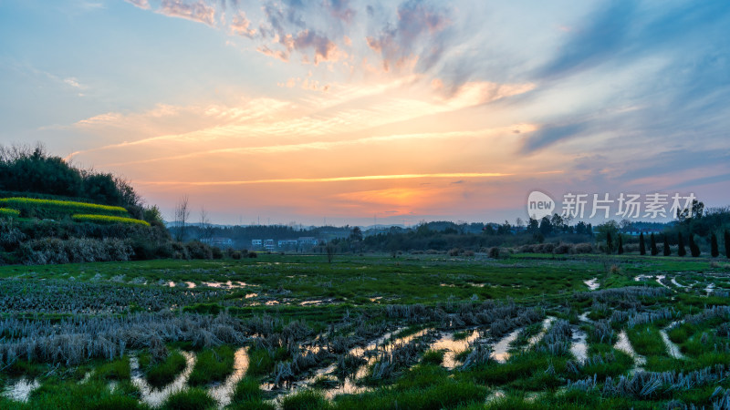 湖北省黄冈丘陵地带的农田与夕阳