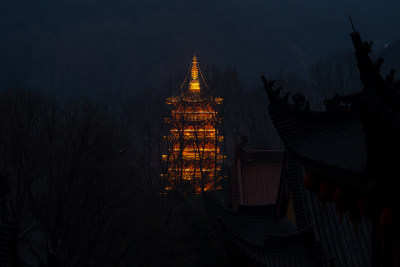 夜幕时分的法喜讲寺佛塔