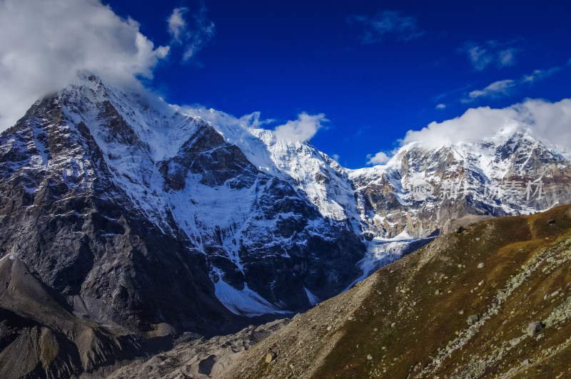 雪山山峰山脉自然风景