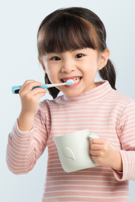 可爱的小女孩正在刷牙