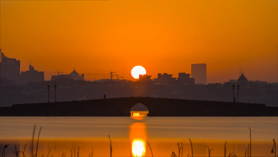 西湖日出