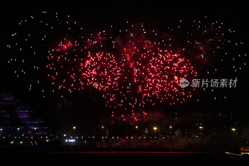 夜空绽放的绚烂烟花