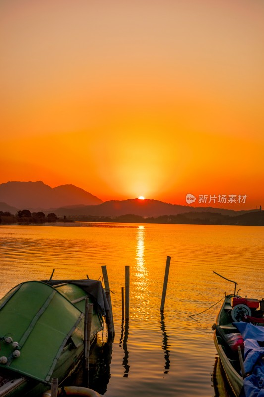 湖面夕阳西下的唯美景色