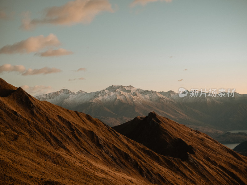 新西兰Roys Peak 日出时刻的罗伊峰山顶