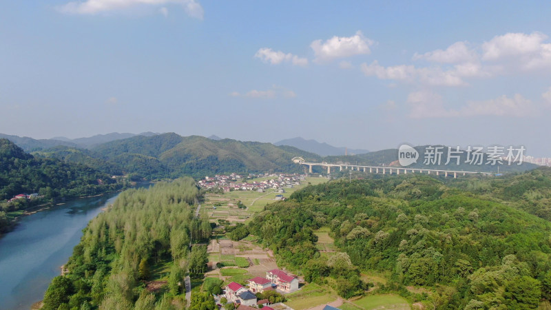 航拍依山傍水美丽乡村