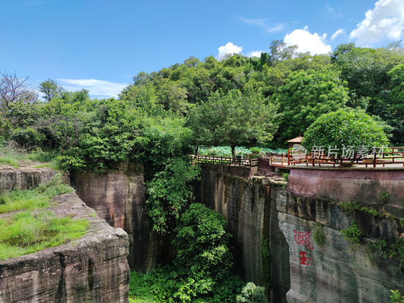 自然岩壁与绿植景观