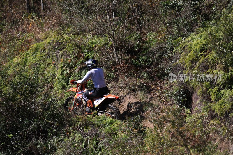 山地摩托车越野赛现场