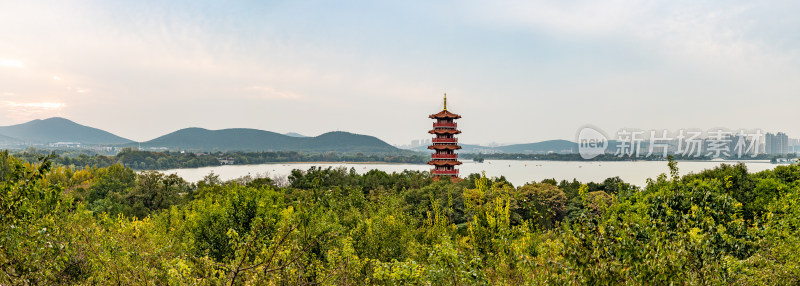 湖畔山林间的宝塔风景徐州苏公塔