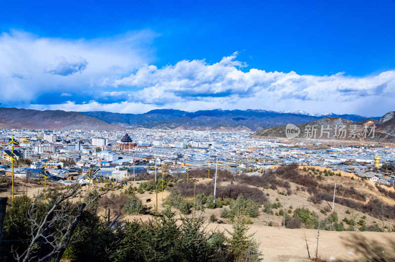 云南迪庆香格里拉后山俯瞰城镇建筑群景观