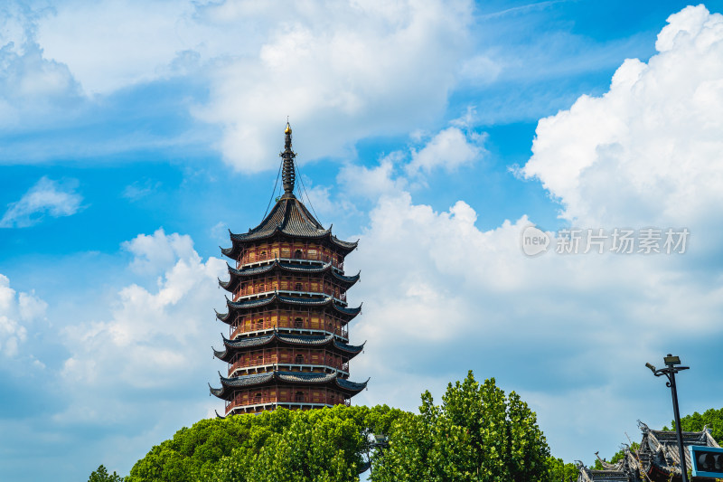 夏季厚厚云朵下的苏州北寺塔，报恩寺塔