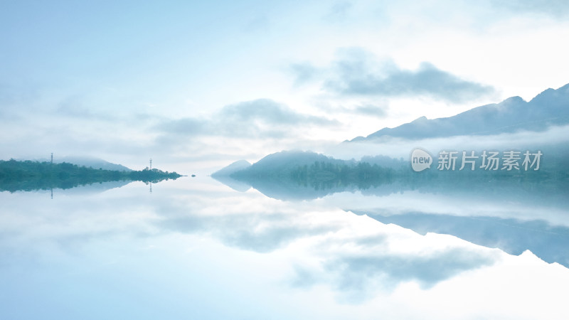 中国风水墨画的起雾的湖水上的山川