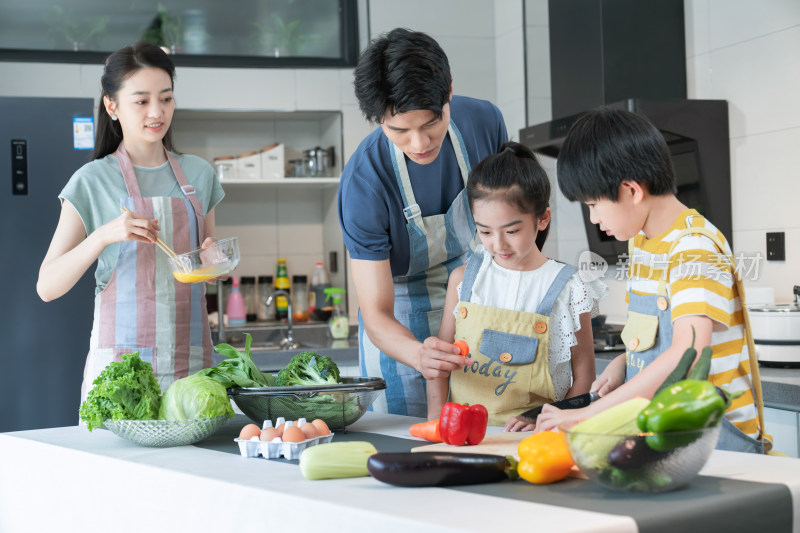 年轻父母教孩子学做饭