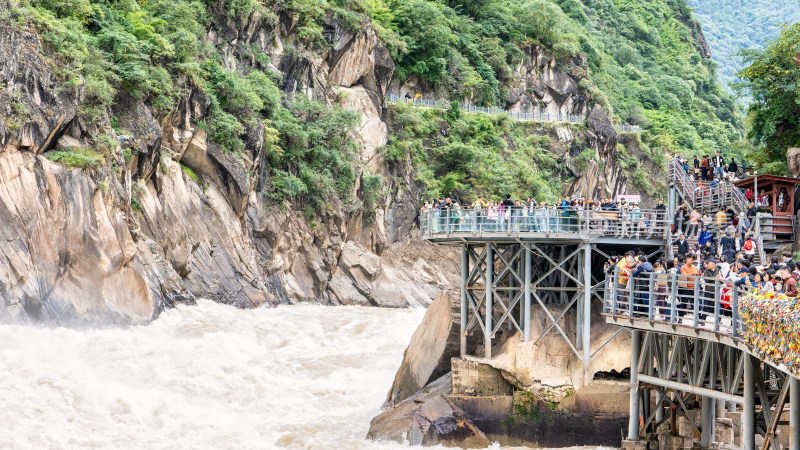 云南香格里拉虎跳峡景区及游客