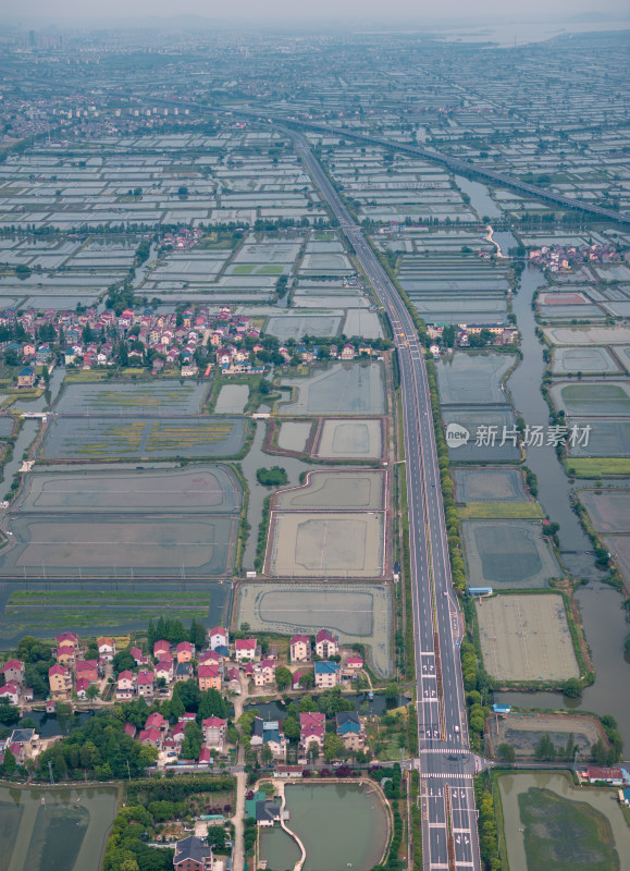 高速公路穿过乡村田园航拍全景