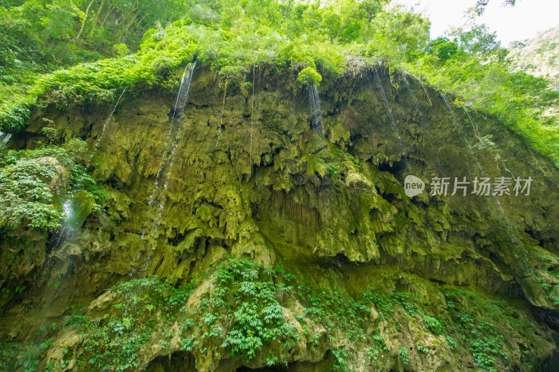 重庆黑山谷的瀑布水流景观