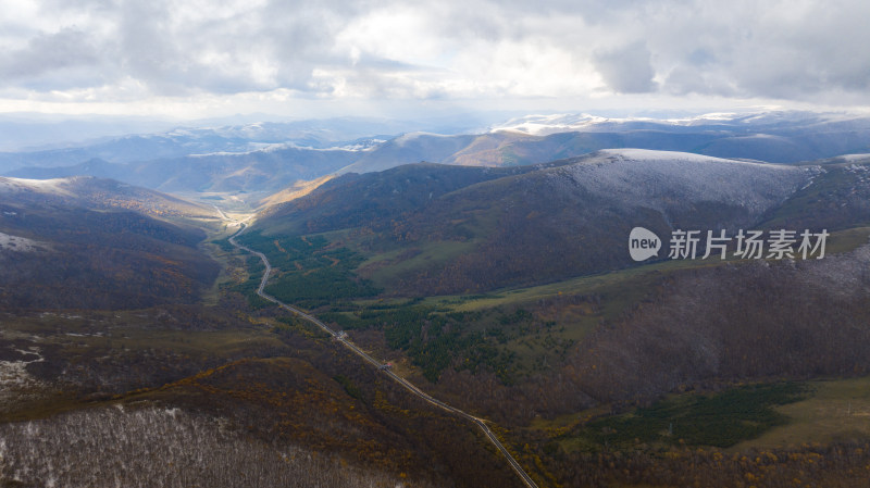 山间公路蜿蜒，多云天气下的壮美山景