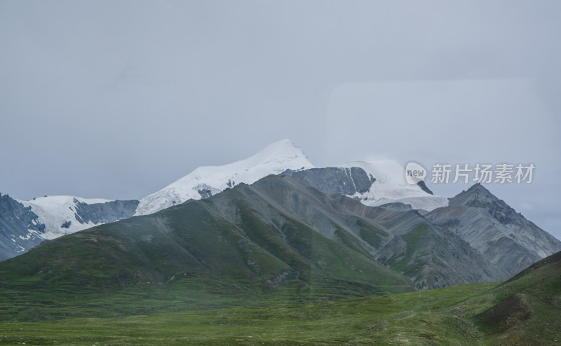 青藏铁路沿线青藏高原高山雪山自然风景