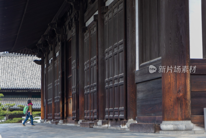 古建筑旁行人走过的景象
