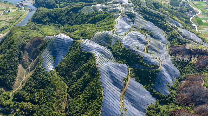 航拍大型光伏发电基地，新能源产业基地