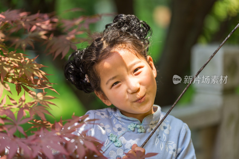 在江南水乡游玩的开心女孩