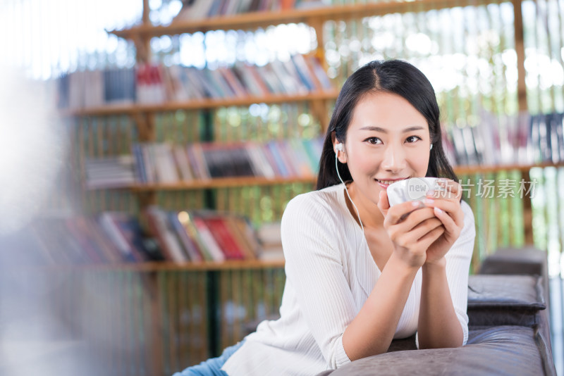 年轻女子的悠闲时光