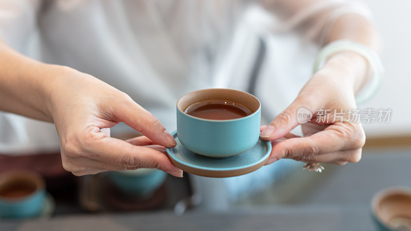 茶师敬茶的特写