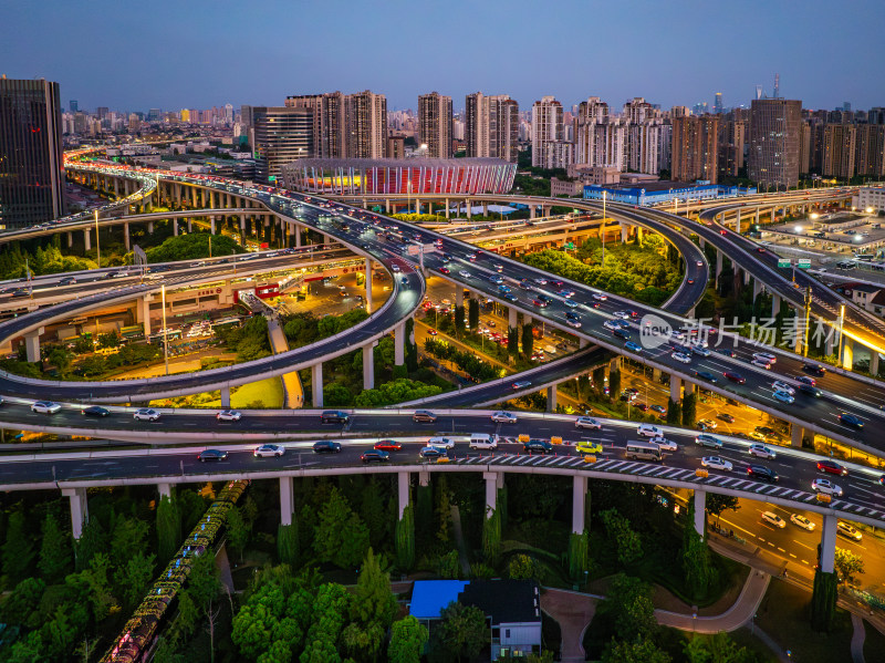 航拍上海汶水路立交桥城市晚高峰车来车往