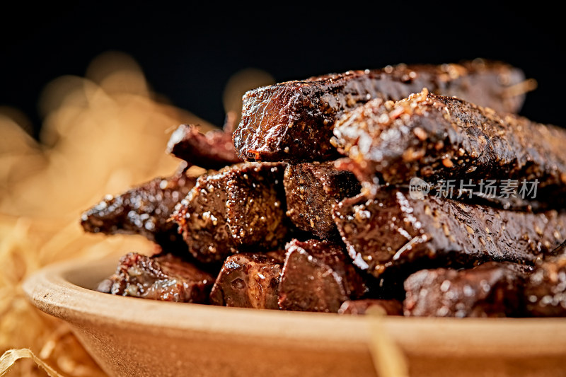 陶瓷餐具装摆的内蒙古特产牛肉干