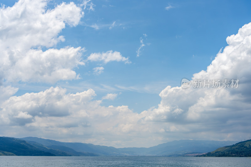 蓝天白云下的阳宗海湖光山色全景