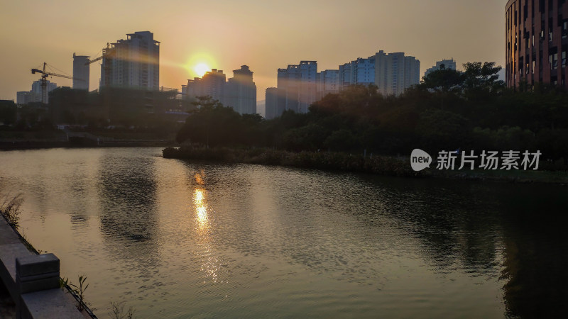 城市河畔夕阳下的建筑景观