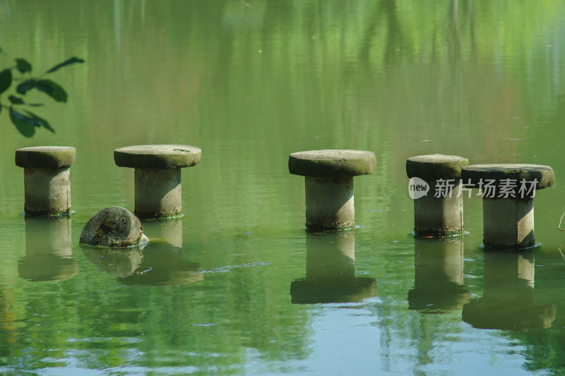 水上石墩子整齐排列形成独特景致