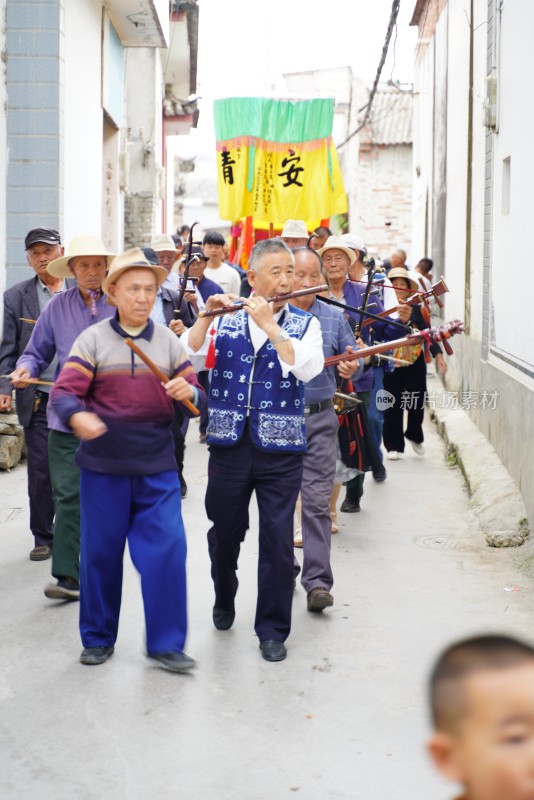 大理白族端午节身着民族服饰人们