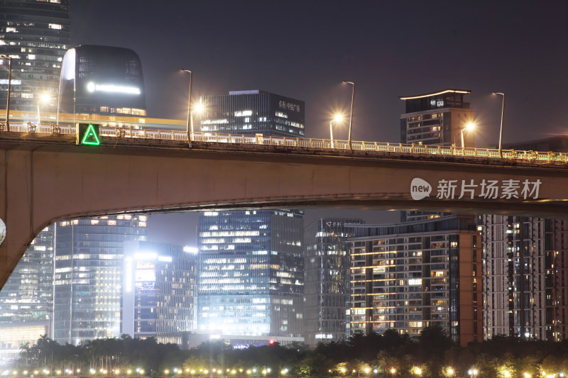 夜晚桥梁支柱倒映在水面的景象