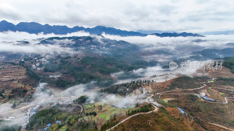 重庆酉阳：雾气中的山村田园