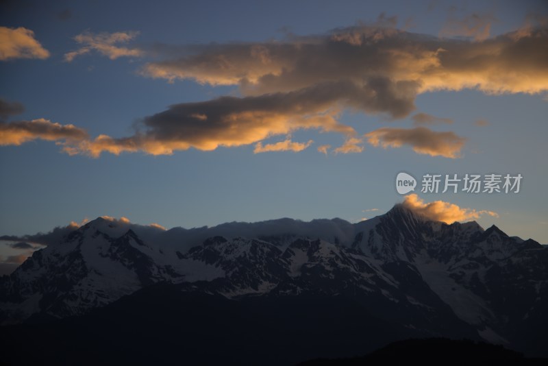 雪山上的晚霞